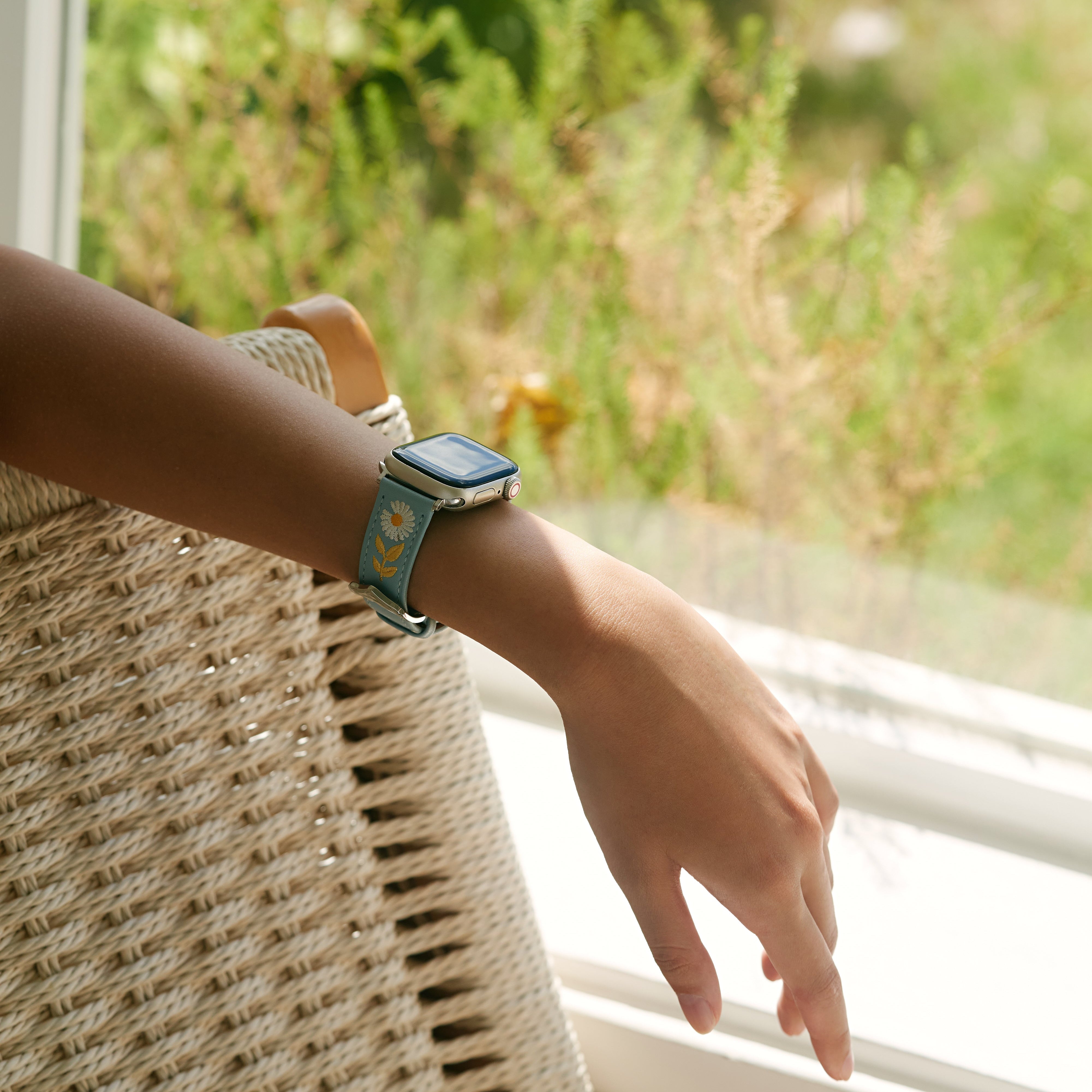 Besticktes Gänseblümchen-Lederarmband für Apple Watch