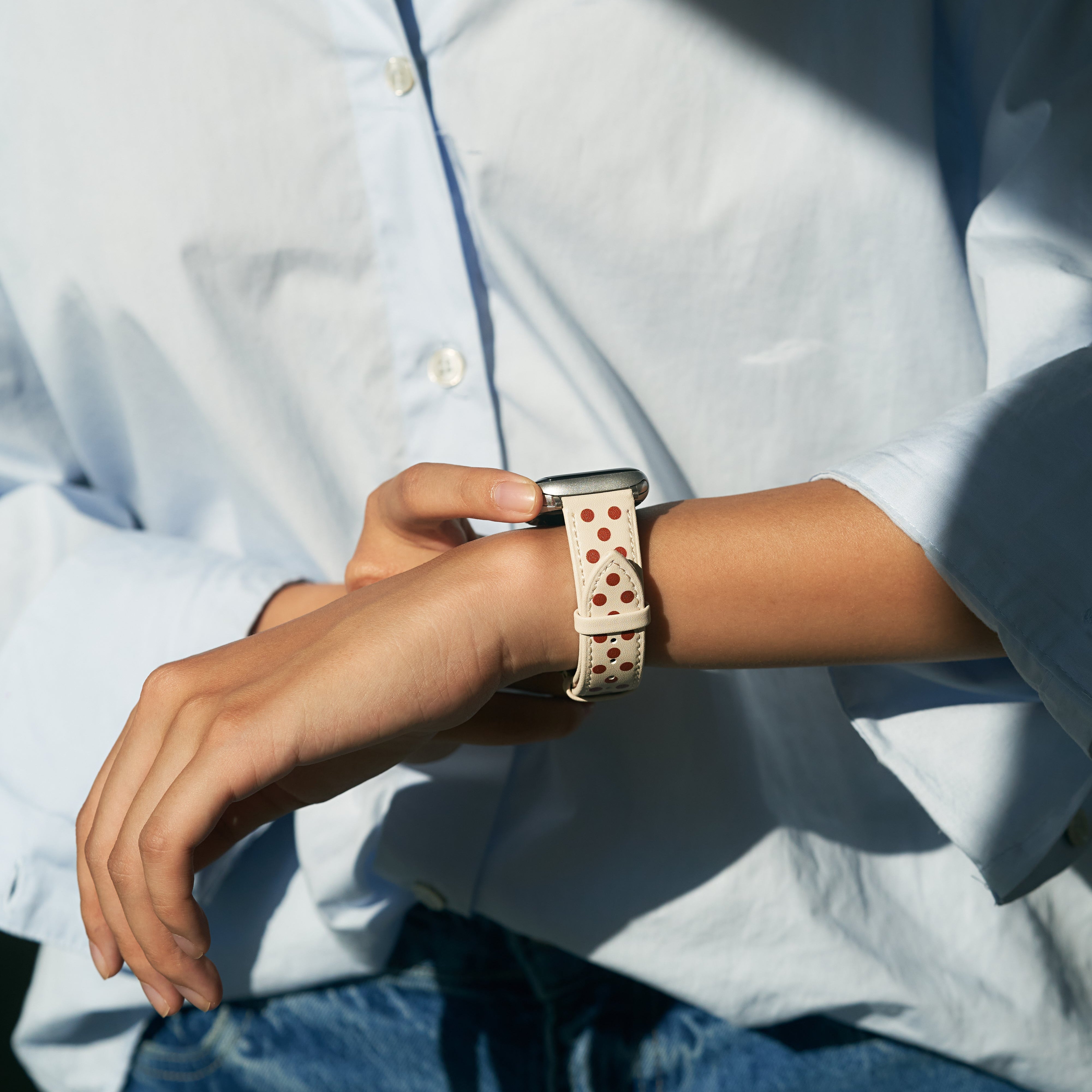 سوار ساعة أبل للنساء من الجلد منقوش بنقشة بولكا دوت