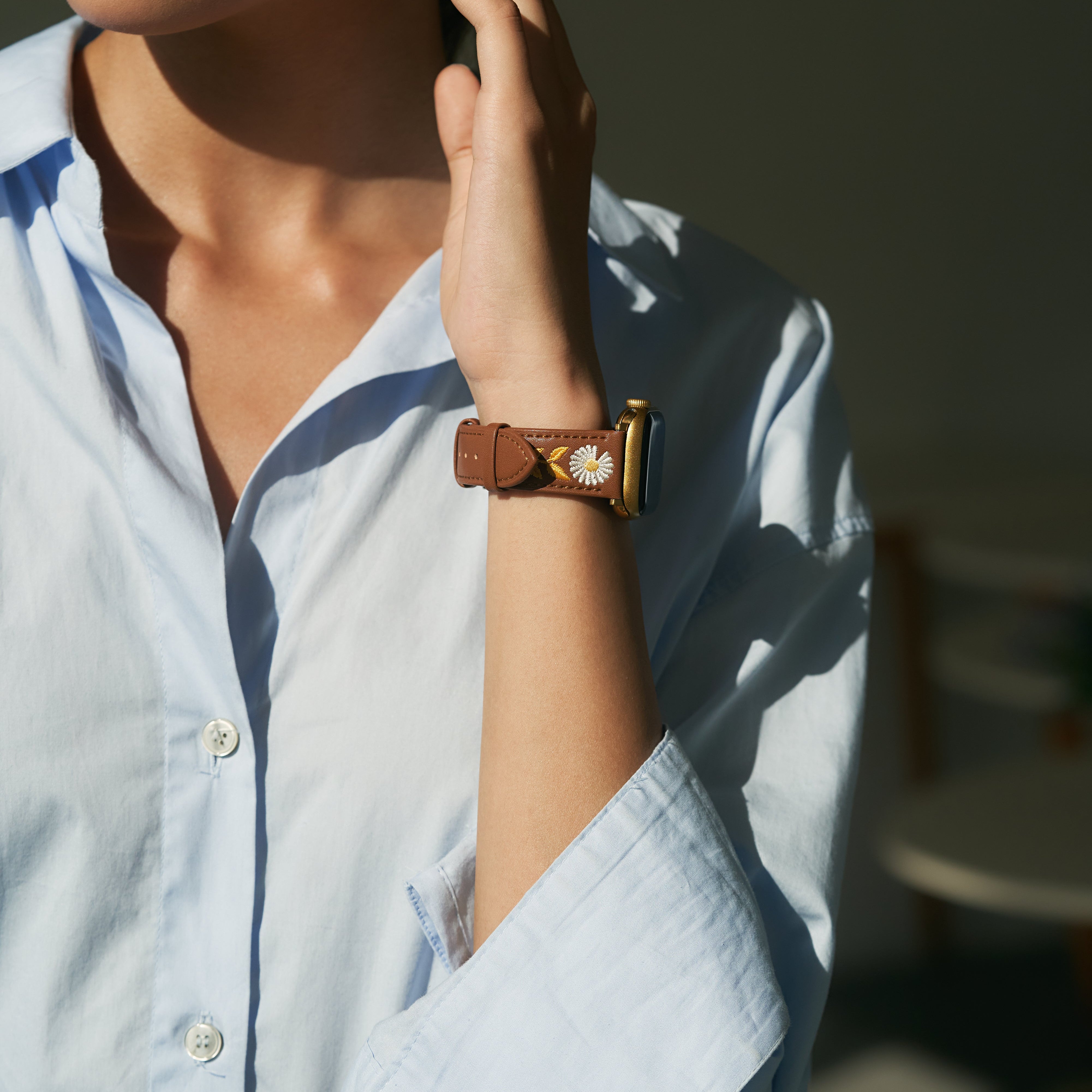 Besticktes Gänseblümchen-Lederarmband für Apple Watch