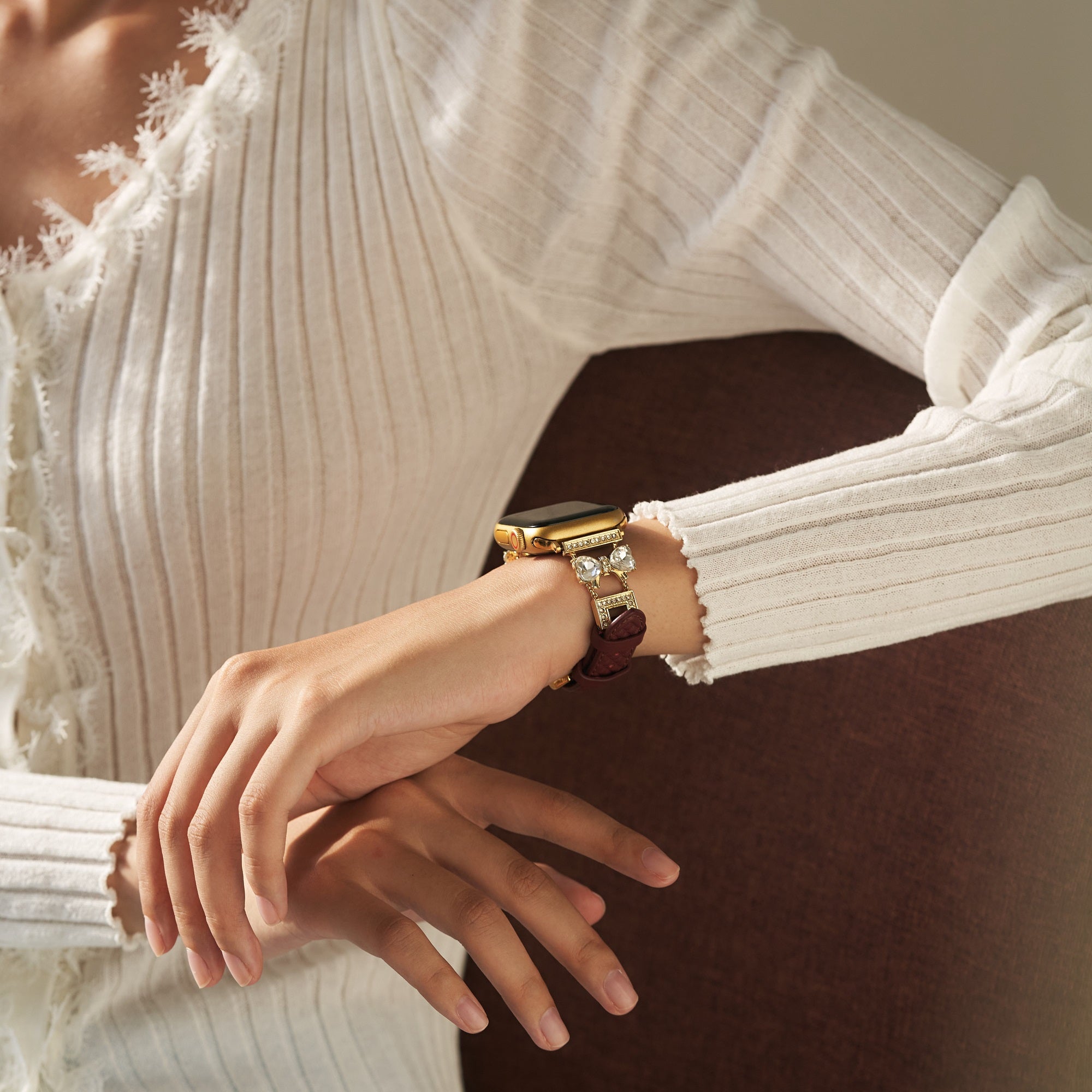 سوار ساعة جلدي مزين بعقدة من حجر الراين