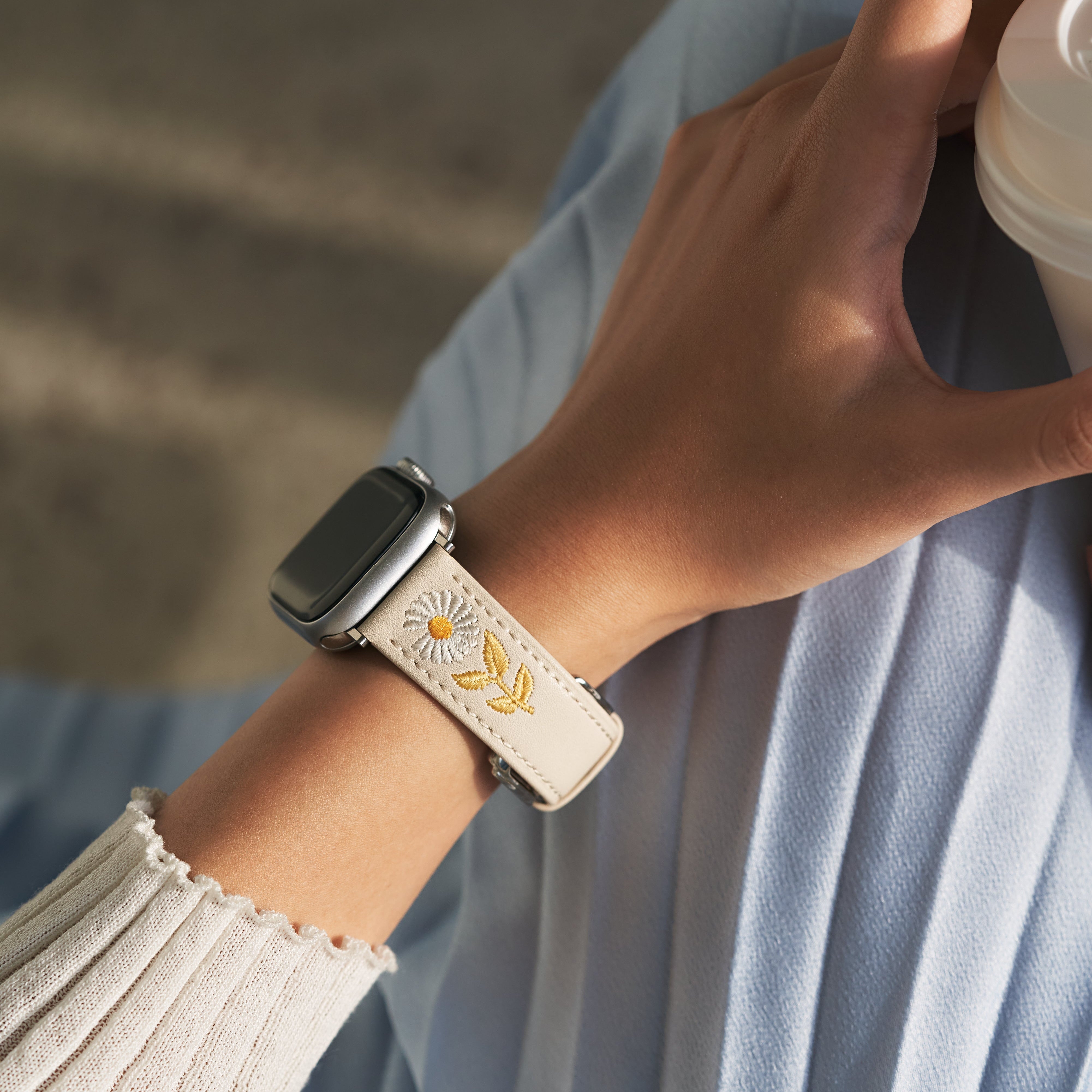 Besticktes Gänseblümchen-Lederarmband für Apple Watch