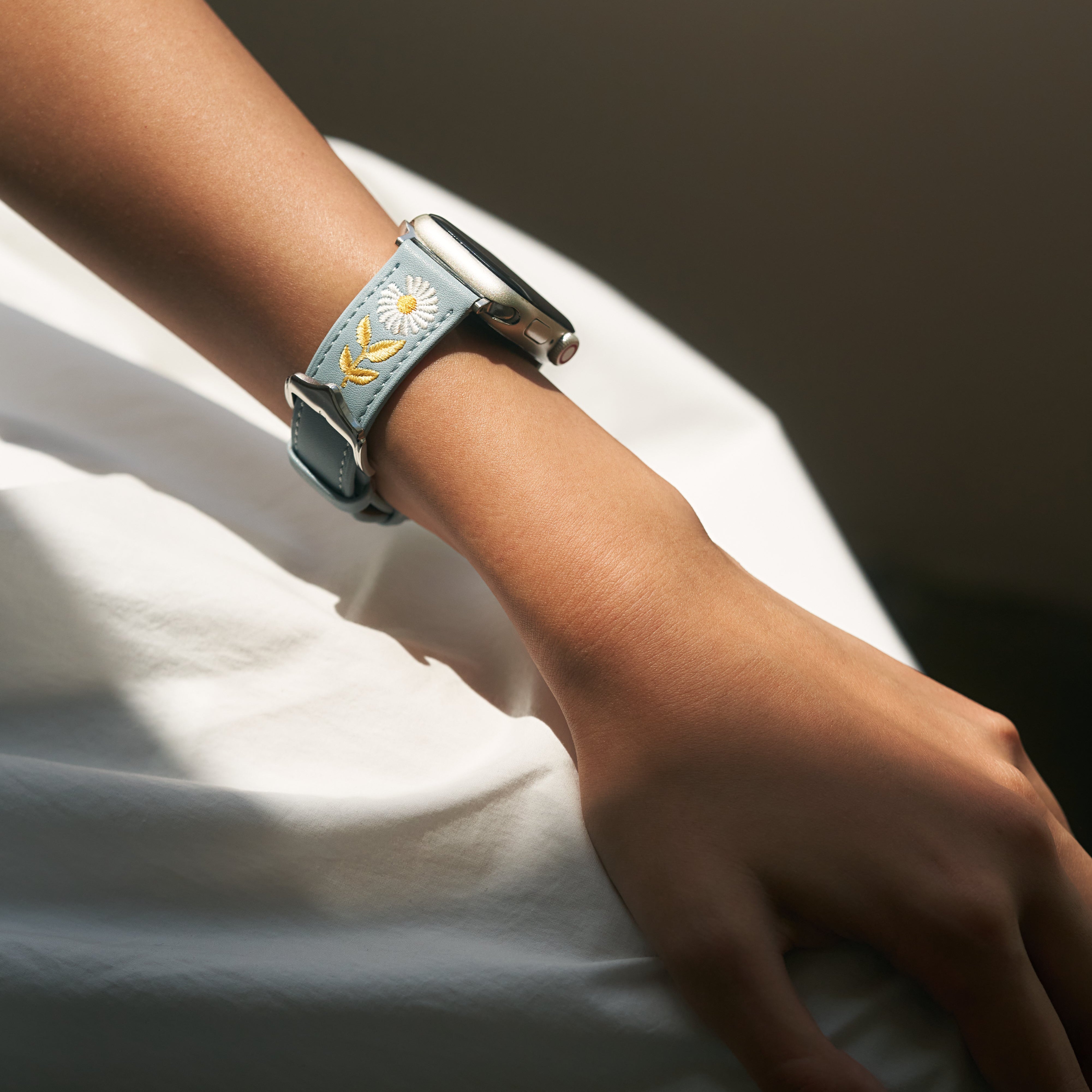 Besticktes Gänseblümchen-Lederarmband für Apple Watch