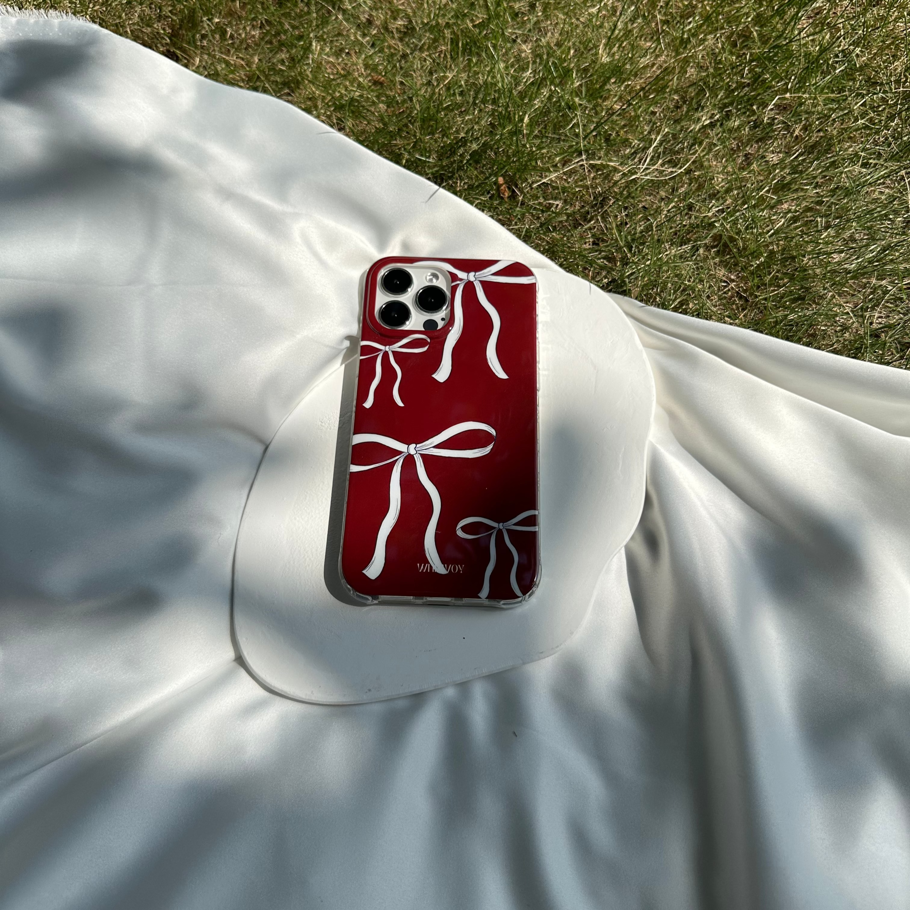 蝶結びの散らばったスマホケース