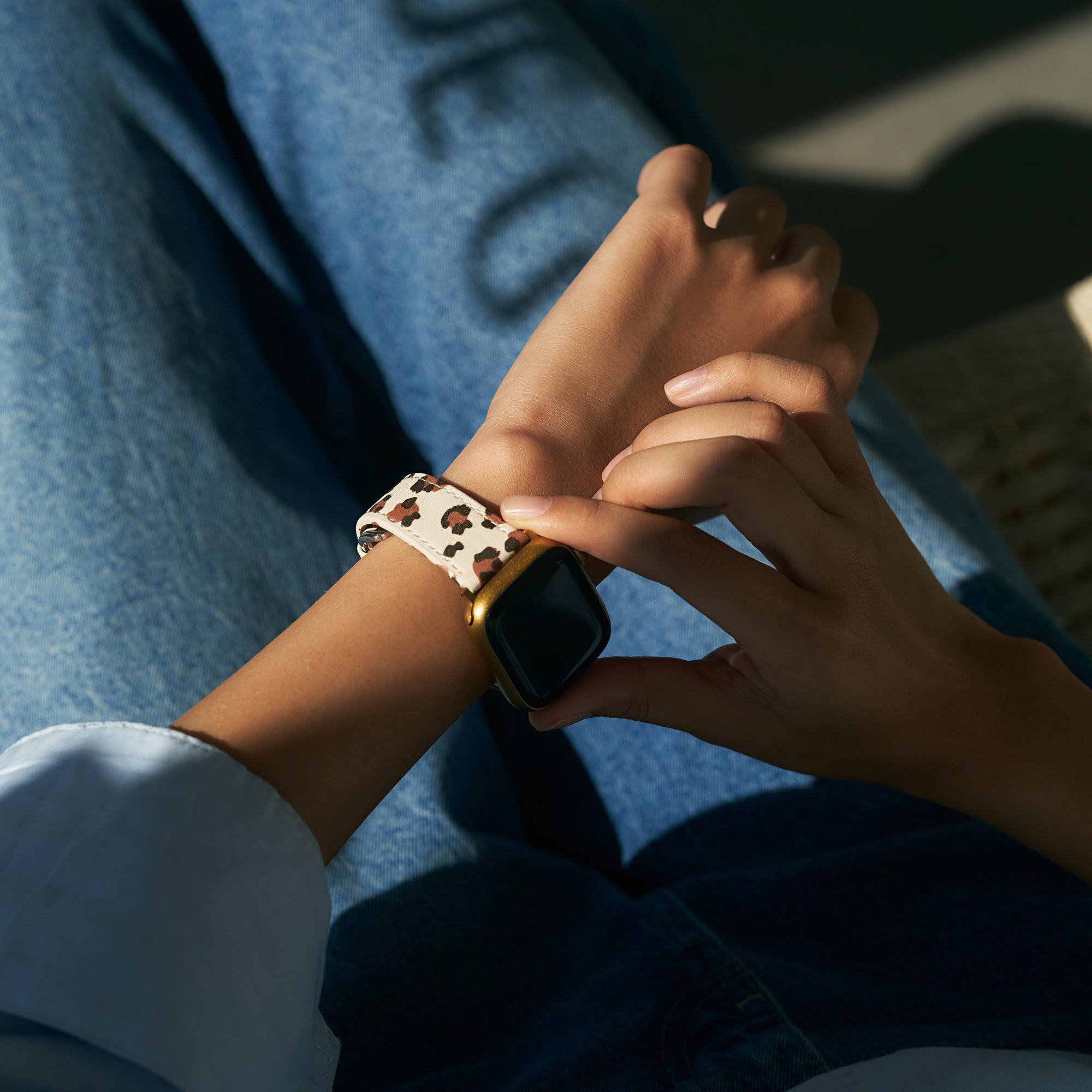 سوار ساعة نسائي من الجلد بطبعة جلد النمر لـ Fitbit 