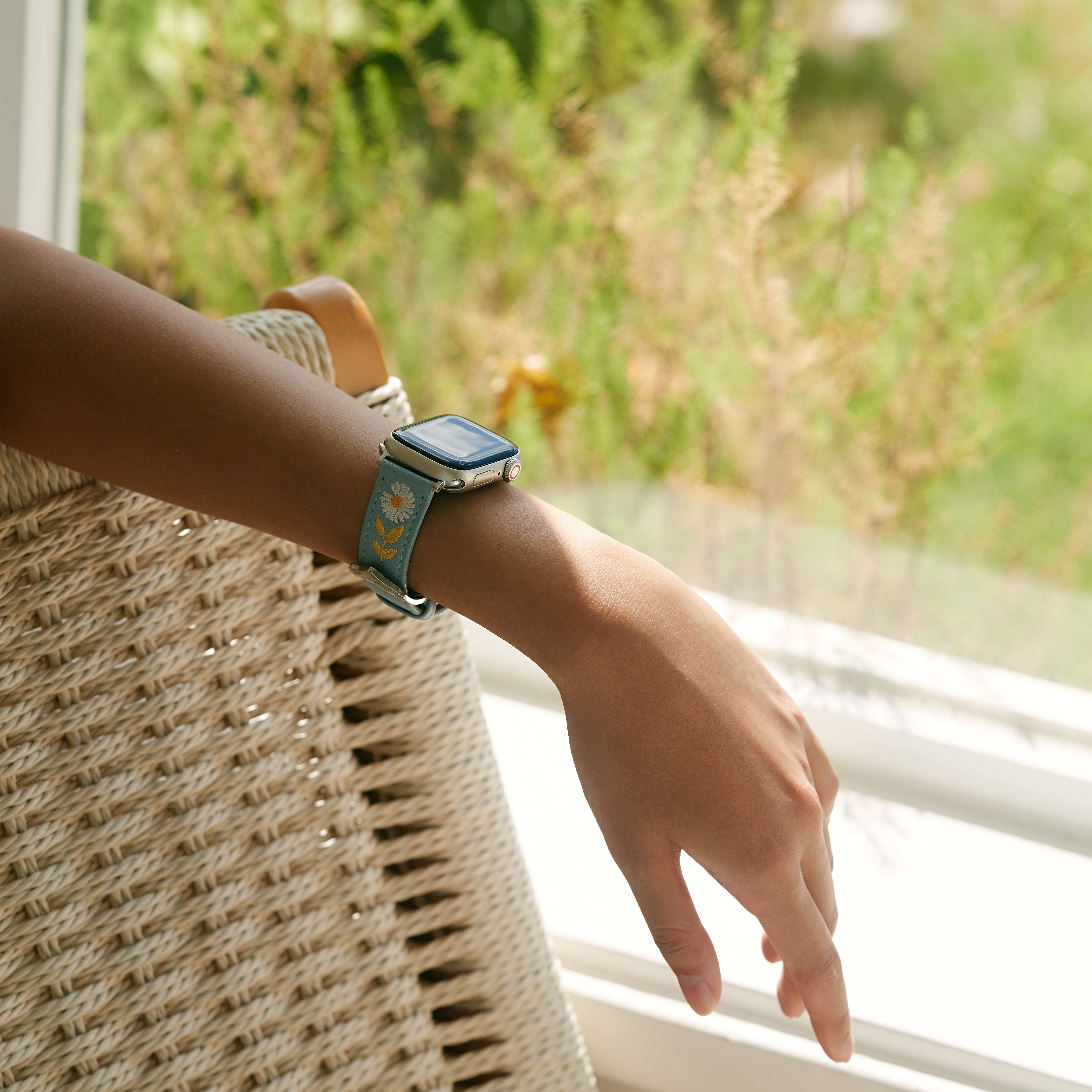 Fitbit用レディース刺繍デイジーレザーウォッチバンド