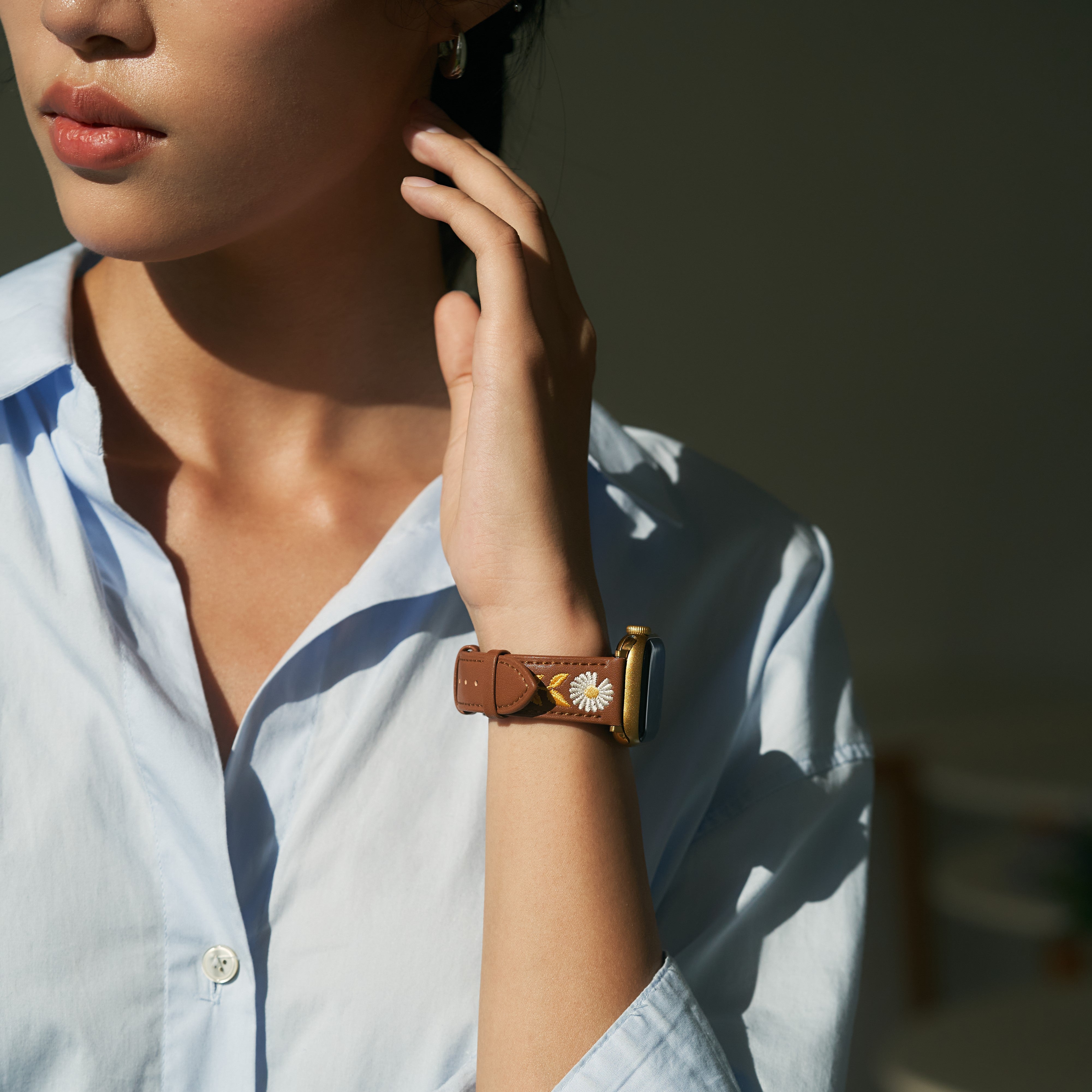 Fitbit用レディース刺繍デイジーレザーウォッチバンド